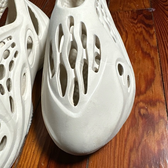 Men’s 11 Adidas Foam Runner Yeezy White Kanye West Slides Slip on Shoes Slippers - Picture 5 of 15